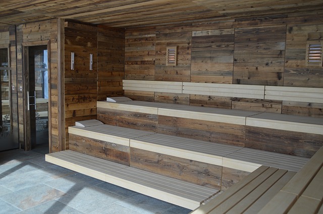 Dřevěný interiér sauny